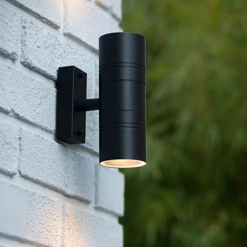 Lucide ARNE-LED - Foco de pared / Lámpara de pared Dentro/Fuera - Ø 6,3 cm - LED - GU10 - 2x5W 2700K - IP44 - Negro - ambiente 1